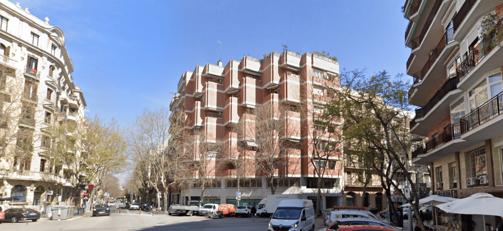 Apartment building, Carrer de Roger de Flor and Carrer d’Ausiàs Marc, Barcelona (March 2023) (this and the previous photographs courtesy of Google Maps)